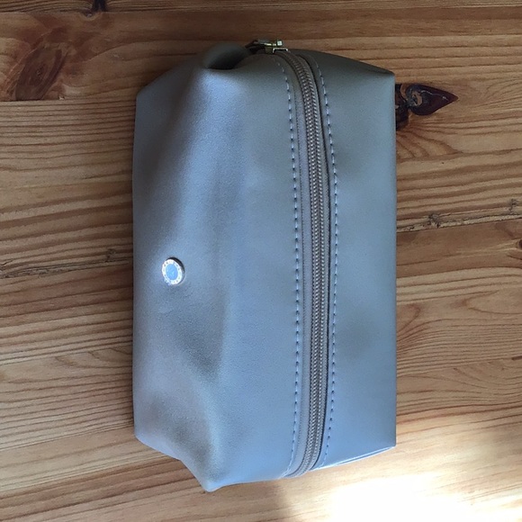 Emirates business class Bvlgari toiletry bag - Picture 1 of 4